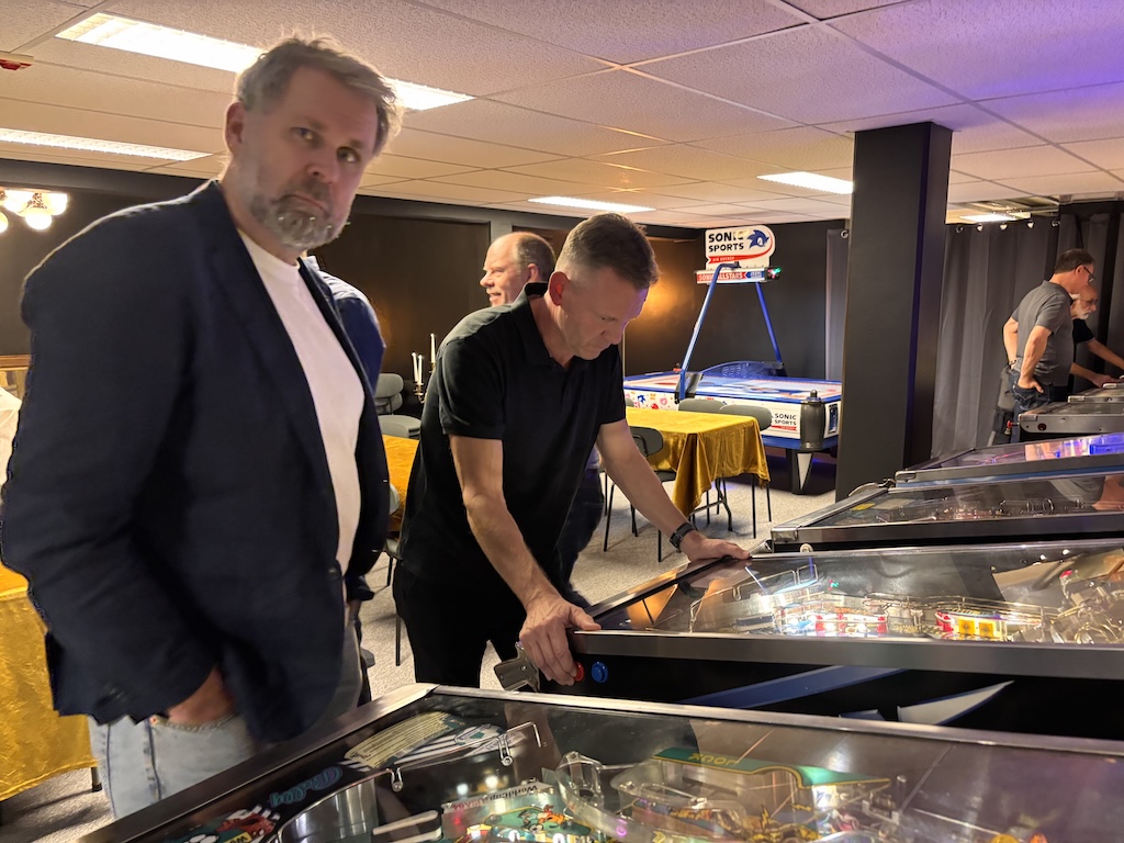 Bild från ABB på AW hos Flipperklubben – en kväll full av skratt, flipper och gemenskap